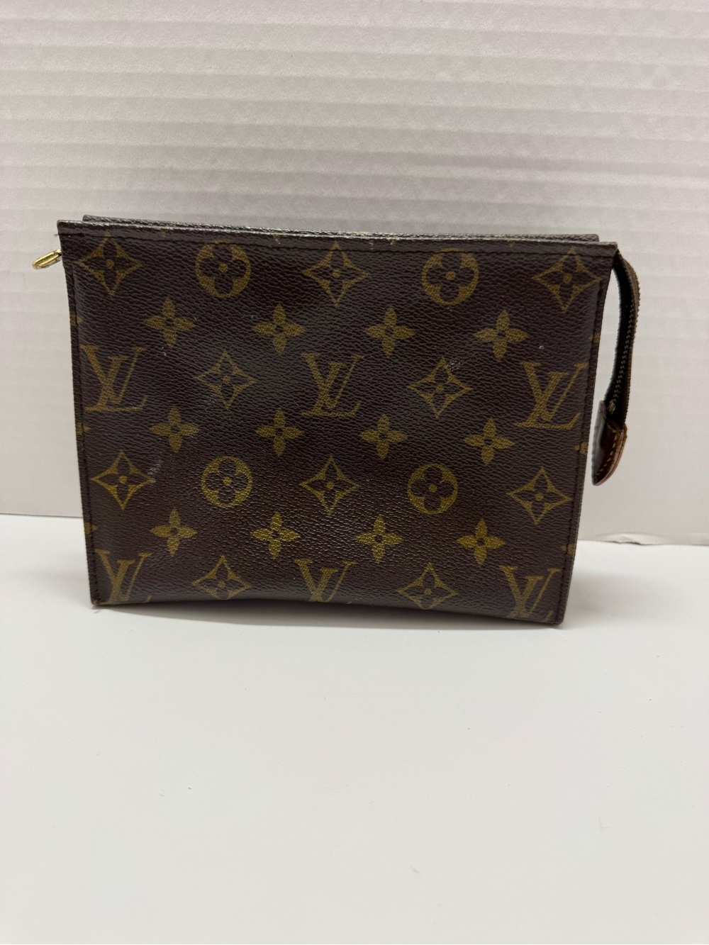 (1) Louis Vuitton Monogram Toiletry Pouch 19 Vintage
